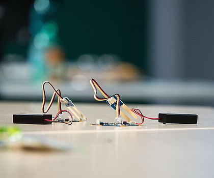 Zwei Calliope mini auf einem Tisch
