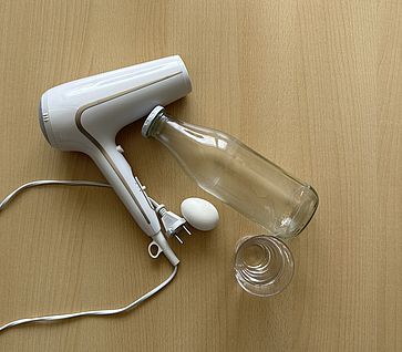 Material für Experiment (Fön. Ei, Flasche)