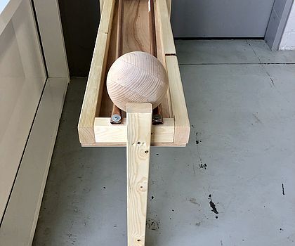 Selbstgebaute Kugelbahn aus Holz