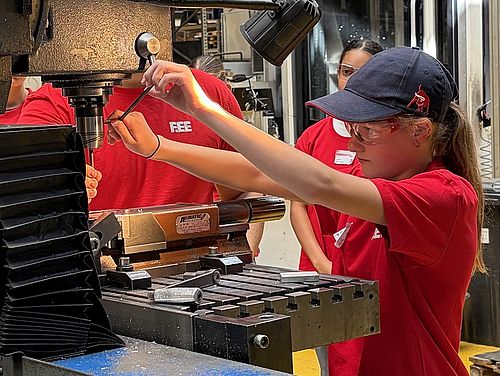 Teilnehmerin des Mädchen für Technik-Camps bedient eine Bohrmaschine in der F.EE-Werkstatt.