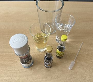 Material Experiment des Monats: Farbwolken (Gläser, Öl, Farben, Pipette, Salz)